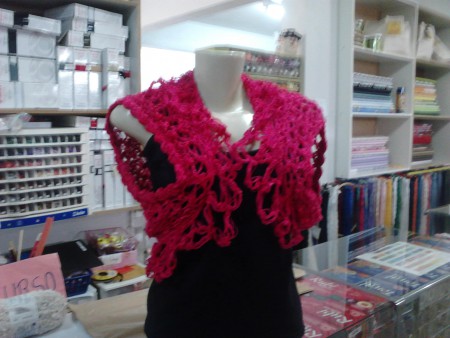 BOLERO FEITO EM TRICO COM ACABAMENTO EM CROCHE. TAMANHO UNICO PREÇO 50,00 REAIS.